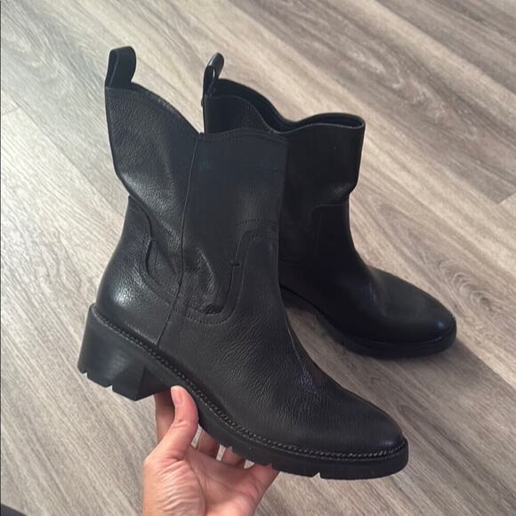 Donald Pliner Black Leather Heeled Boots 9.5 Ankle boots Casual Booties - Picture 1 of 11